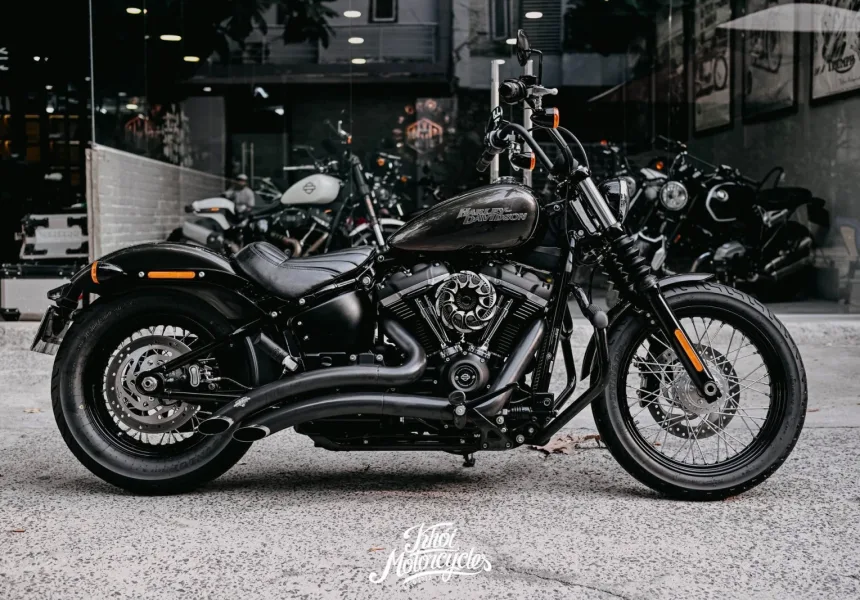 Harley Davidson Softail Street Bob 2020 màu River Rock Grey odo 5k miles