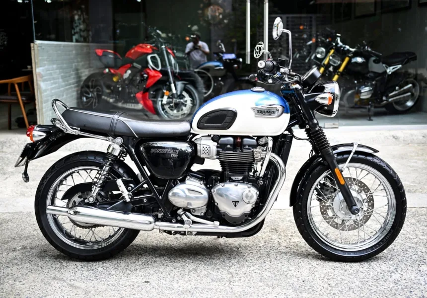Triumph Bonneville T100 2020 odo 16k km màu Aegean Blue/Fusion White