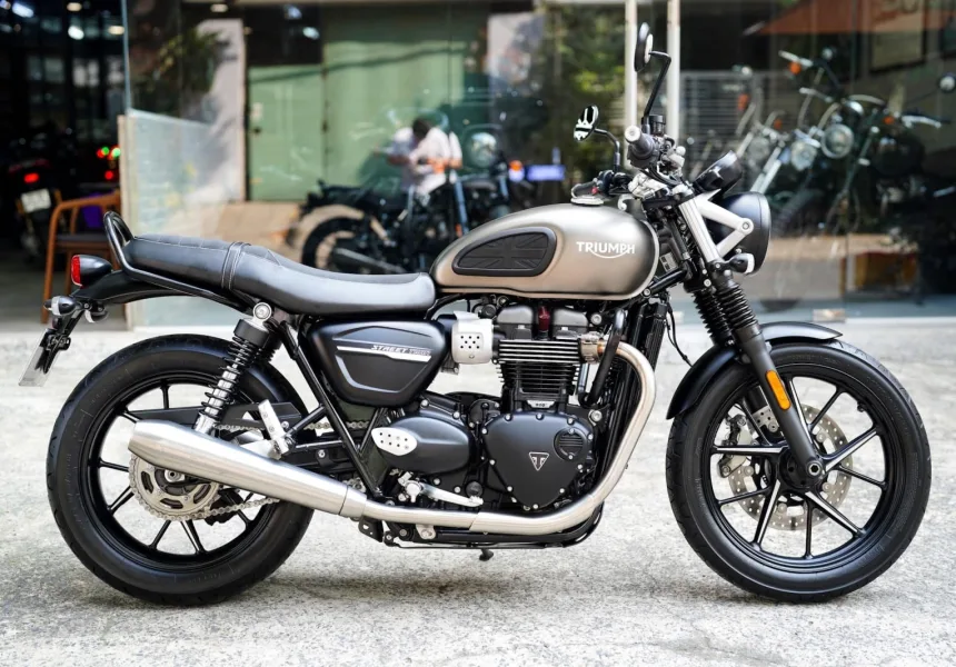 Triumph Street Twin 900cc Matt Ironstone odo 9k